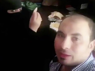Arabia Saudita, fa un selfie mentre mangia in un luogo pubblico con una donna: arrestato