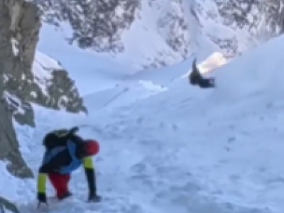Un alpinista scivola e precipita in modo incontrollato lungo una montagna innevata europea &ndash; Il video