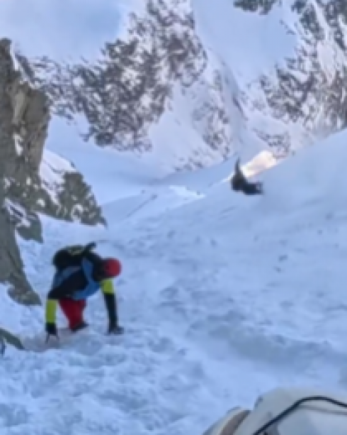 Un alpinista scivola e precipita in modo incontrollato lungo una montagna innevata europea – Il video