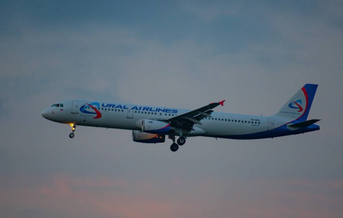 Tragedia a bordo di un volo Ural Airlines: passeggera ha un malore e muore, pilota costretto all’atterraggio di emergenza a Sochi