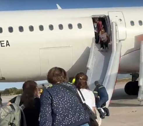 Scene di panico sul volo Lufthansa per Monaco: aereo evacuato dopo un atterraggio di emergenza all'aeroporto "El. Venizelos"
