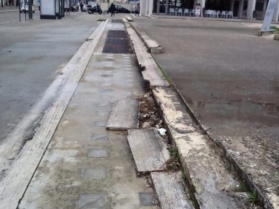 Cambia l’amministrazione ma non cambiano degrado e pericoli a Lecce nella Zona Tribunale di viale De Pietro: “campo di battaglia” per pedoni e disabili