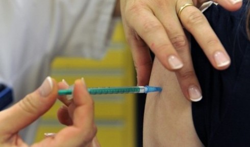 SI allo scudo penale per medici e vaccinatori: convertito in legge il decreto.
