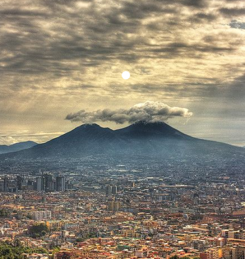 Napoli, sciame sismico in atto sul Vesuvio