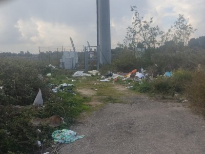 Lecce, vestiti abbandonati in Zona Stadio