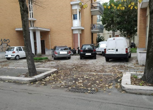 Multe a gogo a residenti e lavoratori su via Manzoni a Lecce.