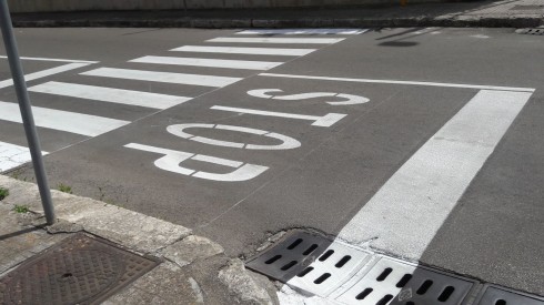 Segnaletica stradale da ridere, ma pericolosa... A Lecce rifanno il look alle strade ma sbagliano e rendono pericoloso un incrocio