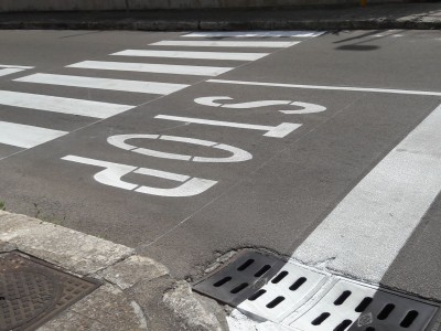 Segnaletica stradale da ridere, ma pericolosa... A Lecce rifanno il look alle strade ma sbagliano e rendono pericoloso un incrocio