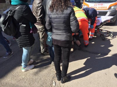 Lecce, paura in centro: anziana inciampa su asfalto dissestato e cade