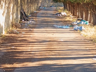 Lecce, via Raffaele Baldassarre, il "viale dei rifiuti abbandonati e delle siringhe”