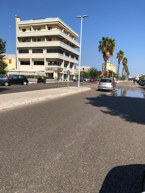 Sprechi, ritardi negli interventi e rischi per la circolazione a Lecce. Viale Giovanni Paolo II: da un tombino zampilla acqua ad ettolitri e i vigili non rispondono