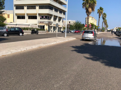 Sprechi, ritardi negli interventi e rischi per la circolazione a Lecce. Viale Giovanni Paolo II: da un tombino zampilla acqua ad ettolitri e i vigili non rispondono