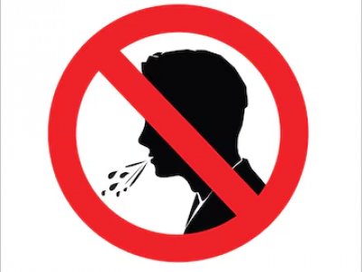 Sputa per terra dopo avere ingoiato una foglia morta per cercare di liberarsene e gli agenti comunali lo multano