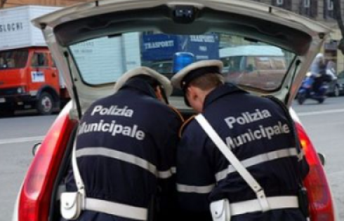 Vigilesse si vantano alla fine del turno: “abbiamo fatto 108 verbali! Abbiamo superato il record!” – Il video 