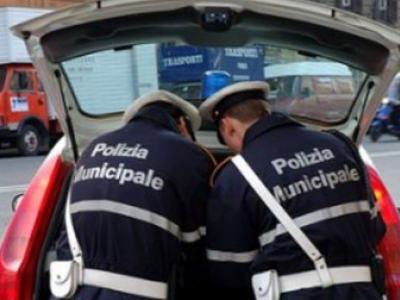 Vigilesse si vantano alla fine del turno: “abbiamo fatto 108 verbali! Abbiamo superato il record!” – Il video 