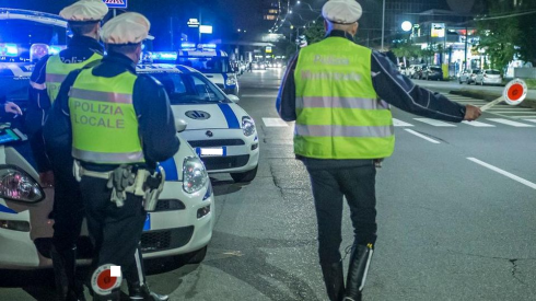 Riceve una multa per le cinture, fa ricorso e vince “grazie” ad un errore di percezione dei Vigili.