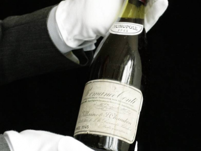 Maxi cifra record per una bottiglia di vino venduta di proprietà Pinchiorri di Firenze. 