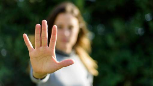 Notizia shock: ragazza denuncia stupro di gruppo e viene violentata dal poliziotto