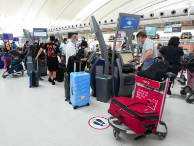 Centinaia di voli cancellati negli aeroporti di New York: ancora disagi per centinaia di nostri connazionali bloccati in una snervante attesa in aeroporto
