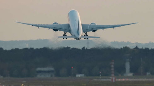 Dramma in volo:la madre muore nel sonno sull’aereo. I bambini per otto ore pensano che dorme