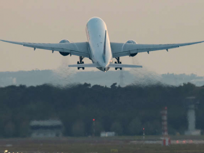 Dramma in volo:la madre muore nel sonno sull’aereo. I bambini per otto ore pensano che dorme