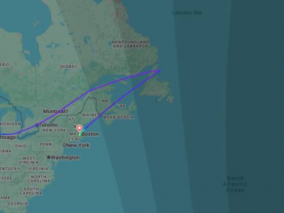Un uomo attacca i passeggeri con una forchetta su un aereo