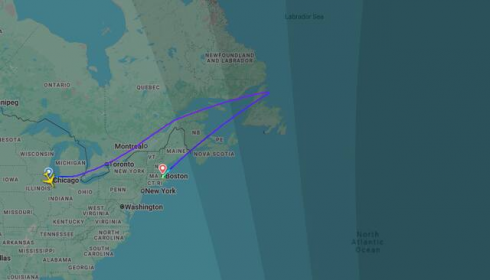 Un uomo attacca i passeggeri con una forchetta su un aereo