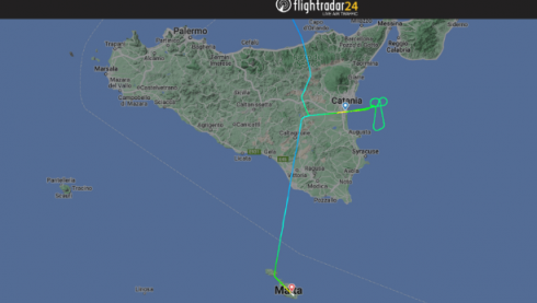 Volo Francoforte - Catania dirottato a Malta, il pilota non la prende bene e “disegna” un pene in cielo