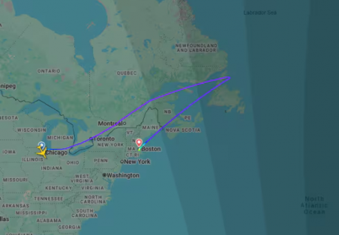 Un uomo attacca i passeggeri con una forchetta su un aereo