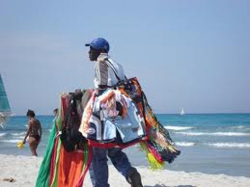 immigrato senegalese che vende sulle spiagge