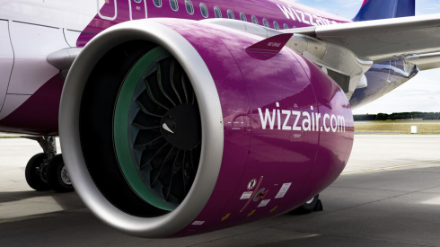 Terrore in volo da Tel Aviv a Londra: passeggero tenta di aprire il portellone dell'aereo