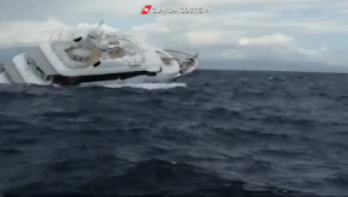 Video di come cola a picco uno yacht di 40 metri