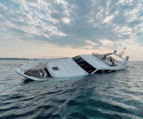 Yacht italiano di 27 metri colpisce una scogliera e inizia ad affondare nel Mar Ionio – VIDEO