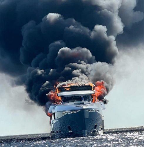 Uno spettacolare incendio divora uno yacht da 25 milioni di euro al largo di Formentera. Il video