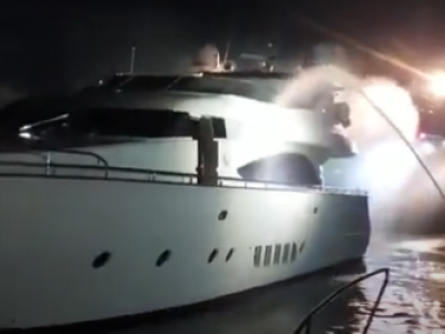 Incendio su yacht di 27,5 metri: imbarcazione distrutta dalle fiamme nel mare di Leuca