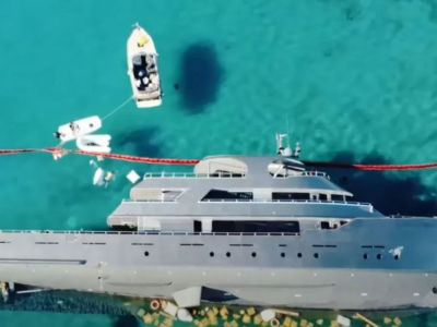 Super yacht di lusso affonda dopo aver colpito delle rocce in Grecia