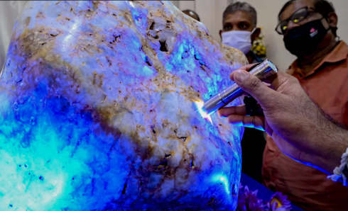Sri Lanka, uomo trova zaffiro blu di 1,5 milioni di carati nella sua proprietà
