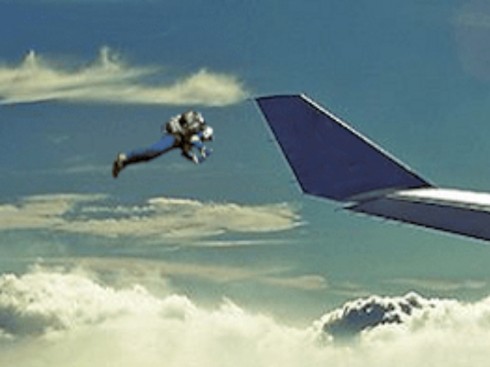 Un uomo sfiora due aerei di linea a oltre 915 metri di quota volando con uno jet-pack.