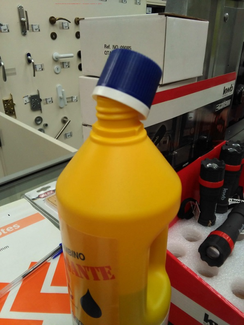 Il tappo è difettoso, bimbo beve acido solforico.