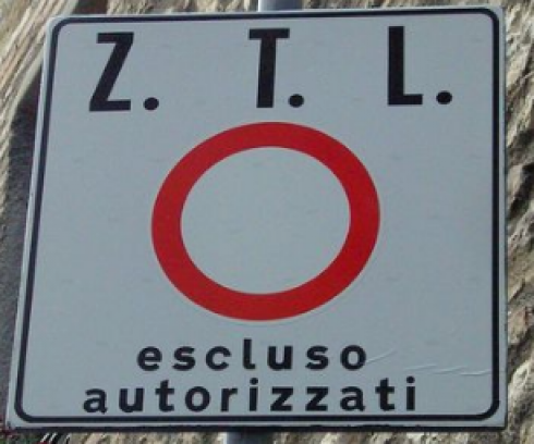 Il giudice di pace annulla i verbali notificati in serie al proprietario dell’autovettura che era transitato più volte nella ztl “a sorpresa”